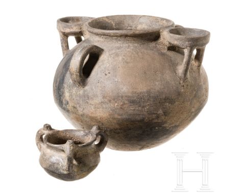 Zwei Gefäße, Bronzezeit, östlicher Mittelmeerraum, 2. Jtsd. v. Chr.   Großes bauchiges Ritualgefäß mit zwei Ösenhenkeln und z