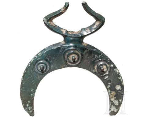 Massiver Beschlag in Lunulaform mit stilisierten Wasservögeln, späte Bronzezeit, 10. - 9. Jhdt. v. Chr.  Massiver Beschlag in