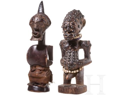Zwei Nkisi-Zauberfiguren der Songye, Kongo, 20. Jhdt.  Aus Holz geschnitzte Zauberfiguren. Das eine Exemplar stellt einen Her