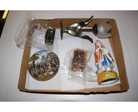 A tray containing a Victorian Prattware pot lid, a tortoiseshell snuff box, a Victorian horn snuff box etc. 