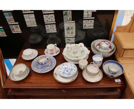 A GROUP OF 18TH CENTURY AND LATER PORCELAIN AND OTHER WARES to include a Worcester fence pattern bowl circa 1770, various 18t
