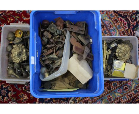 A QUANTITY OF VARIOUS BRASS DOOR KNOBS, hinges and other furniture fittings to include tie backs etc