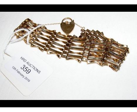 A lady's 9ct gold gate bracelet CONDITION REPORT14.1 grams