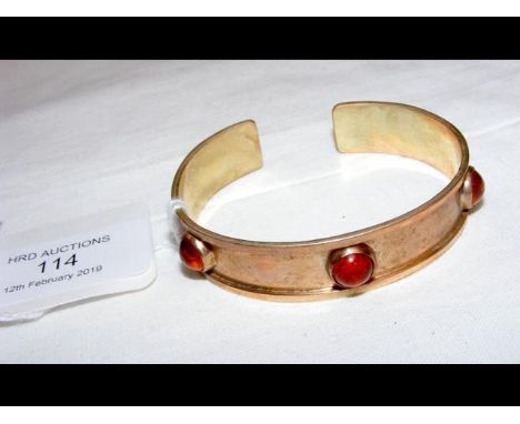 A lady's elegant bangle with inset stones CONDITION REPORT9ct - 21g all in