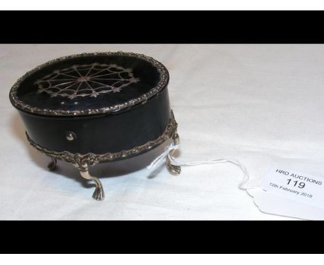 An oval silver inlaid trinket box on cabriole supports - 8.5cm 