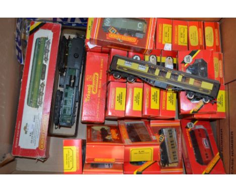 Hornby Railways OO Gauge BR class 47 Co-Co diesel electric locomotive, D1738, green livery, window boxed;  a diesel electric 