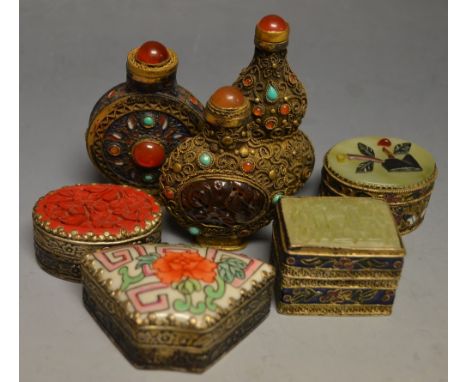 Chinese scent bottles and snuff boxes, including double gourd, moon plastic, durra pill box, etc 