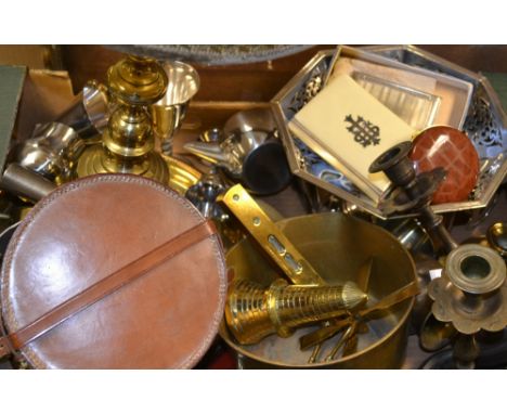 Metalware - a brass jam pan; an EPNS fruit bowl, pedestal base, pierced; a brass table lamp and shade; etc 