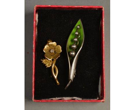 A silver and enamel lily of the valley brooch; a daisy brooch (2)