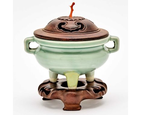 Of compressed form with twin looped handles; the wood cover with a coral finial.(Width 4 3/4 inches)No condition report? Clic