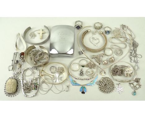 A quantity of silver jewellery, comprising an elephant pendant on chain, silver and enamel pendant, silver and paste set brac