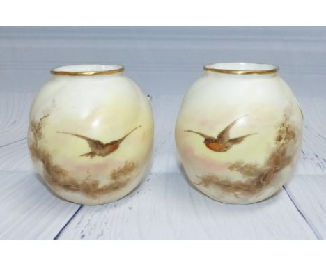 A pair of Royal China Works Worcester vases decorated with birds in flight on an ivory ground, height 3½"