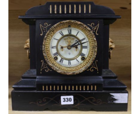 A Victorian marble mantel clock H.28cm, W.30cm