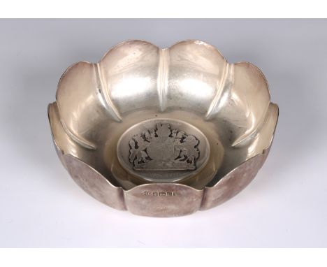 of flower head form, the inner centre with applied crest, commemorating Queen Elizabeth II silver jubilee 1952-1977, 8in. (20