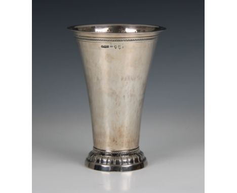Chester import marks for Berthold Muller, 1924, 925 silver, of cylindrical tapering form with planished design, raised on cir