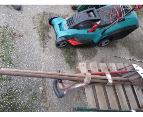 QUANTITY OF VARIOUS GARDEN TOOLS INCLUDING SPADE, FORK ETC