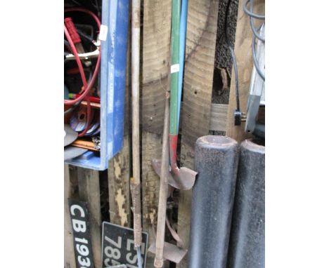 QUANTITY OF GARDEN TOOLS