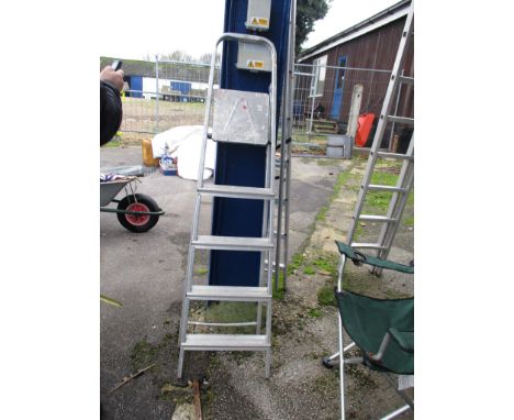 ALUMINIUM STEP LADDER, HEIGHT APPROX 162CM