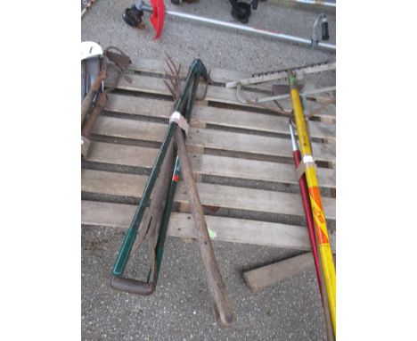 VARIOUS SMALL GARDEN TOOLS INCLUDING EDGING SHEARS AND FORKS