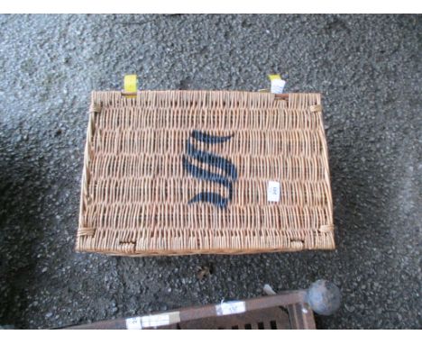SMALL PICNIC BASKET OR HAMPER