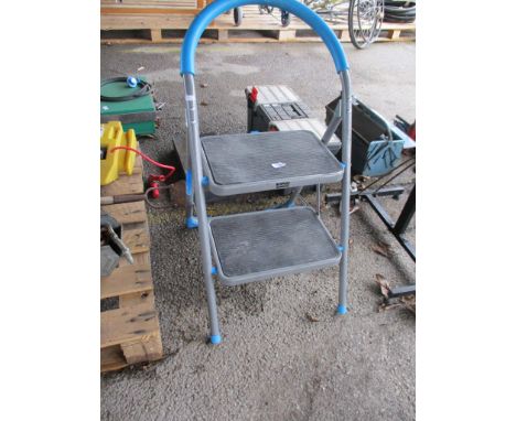 SMALL TWO-STEP FOLDING STEP-UP
