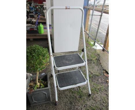 SMALL FOLDING METAL STEP-UP