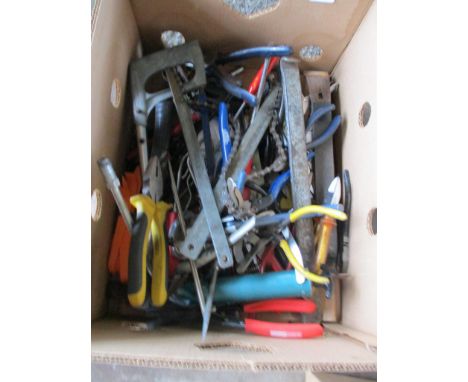 BOX CONTAINING GOOD QUANTITY VARIOUS HOUSEHOLD AND GARAGE TOOLS ETC