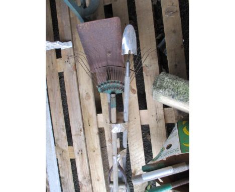 BUNDLE OF VARIOUS GARDEN TOOLS INCLUDING SHOVEL ETC