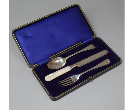 A Cased Silver Christening Set, the Knife with Mother of Pearl Handle, Case af 