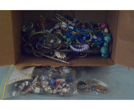 A mixed lot including silver caddy spoon, silver plate and costume jewellery