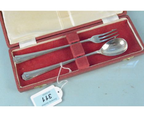 A cased silver pickle fork and spoon, hallmarked Sheffield 1967, weight approx 60g