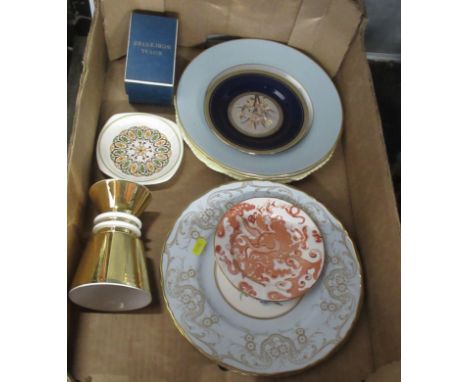 A box of Royal Worcester to include cabinet plates&nbsp;