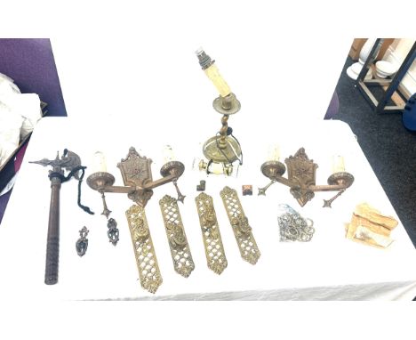 Selection of vintage brass home ware items to include door handles, lamps, wall hanging fixtures etc 