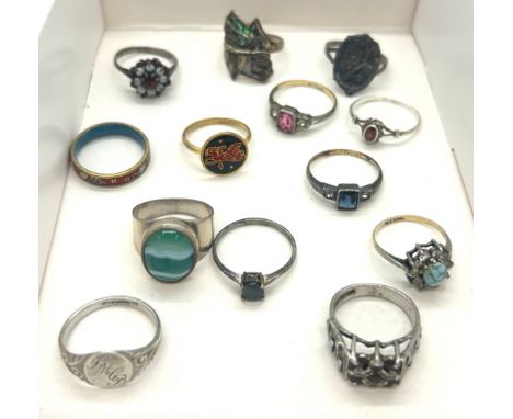 Selection of vintage and later rings includes 9ct on silver etc 