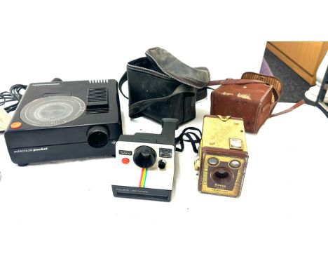 Selection of vintage electrical items to include Agfacolor pocket projector, polaroid land camera 1000 and a Brownie SIX-20 c