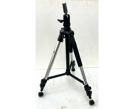 Pivot point universal Tri-pod for hairdressing mannequin head 
