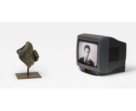 Nam June Paik, Selbstbildnis/Kopf mit einer HandVideoskulptur: Bronze mit grünlich-schwarzer Patina und Fernseher mit Mediapl