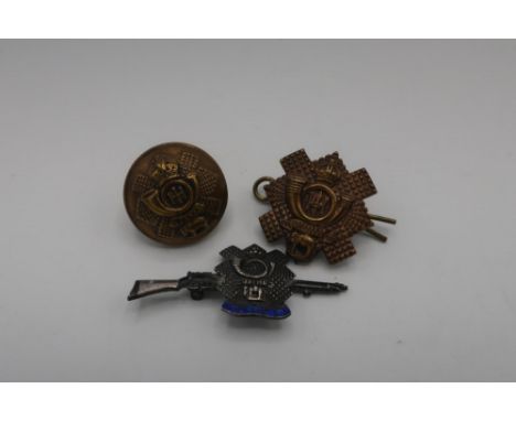 Hallmarked silver and blue enamel Highland Light Infantry sweetheart brooch, Birmingham 1915; and a HLI metal shoulder badge 