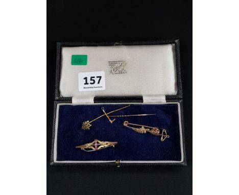 2 GOLD BROOCHES &amp; 2 GOLD TIE PINS - 7 GRAMS