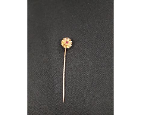 15 CARAT GOLD &amp; GARNET TIE/HAT PIN
