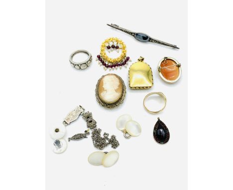 Yellow metal signet ring, unmarked, size O 1/2, weight 5.9 gms; 2 cameo brooches; an enamel pendant; 2 pairs of earrings; a c