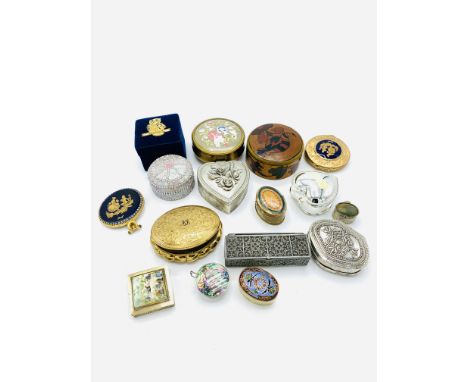 Collection of trinket boxes; together with a Vintage Lucretia Vanderbilt-style compact, gilded and with a faux chagrin exteri