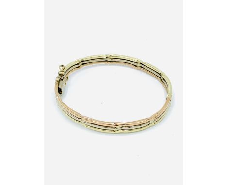 9ct three coloured gold gate bracelet, weight 14.8gms, diameter 6cms. Estimate £200-220
