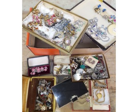 A box of antique and vintage costume jewellery, including an Art Deco compact, yellow metal etc.P&P:-£32.00+VAT (UK only)