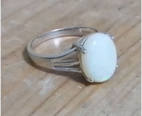 A hallmarked 9ct white gold opal ring, gross wt. 2.9g, size L.  