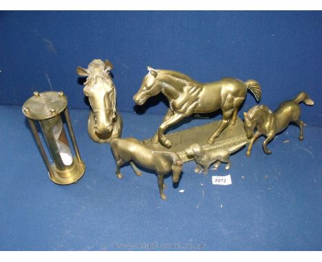 A quantity of brass to include horses head, horse doorstop, rearing horse, dog and horse and egg timer, 4 mins 40 sec.
