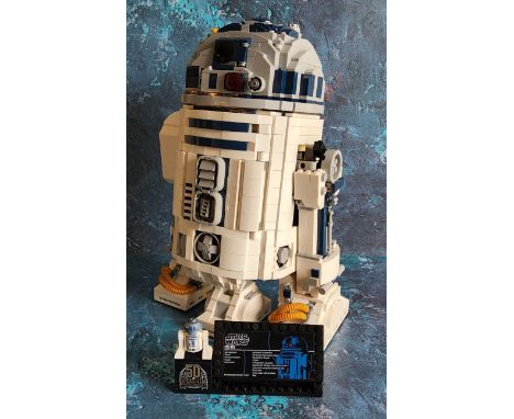 A Mould King&nbsp;Lego style large scale Star Wars R2D2, built, instructions,&nbsp;not checked for completeness 