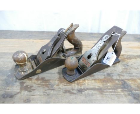Pair of vintage Record No4 smoothing planes.