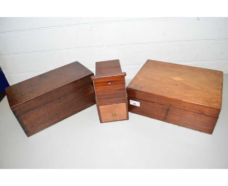 TWO VINTAGE WOODEN BOXES TOGETHER WITH A SMALL SINGLE DRAWER CABINET CONTAINING A QUANTITY OF 20TH CENTURY COINAGE