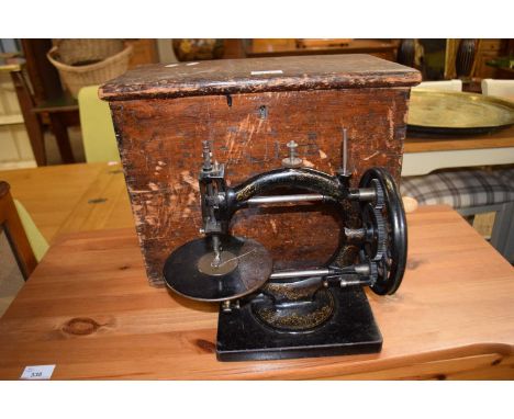 VINTAGE CAST IRON MANUAL SEWING MACHINE WITH WOODEN CASE